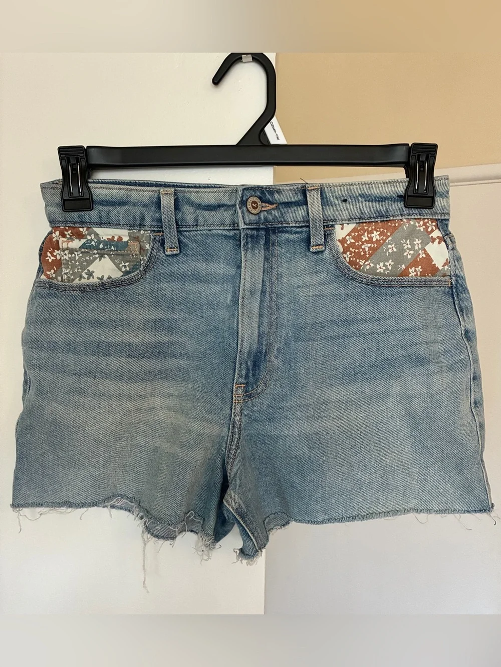 Hollister Ultra High Rise Mom Blue Denim Cutoff Shorts Patchwork Pockets sz 3